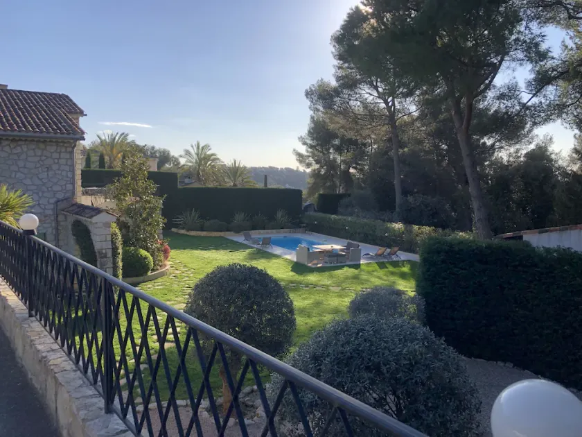 Luxury Villa, surrounded with lush garden , and all amenities - Image 1
