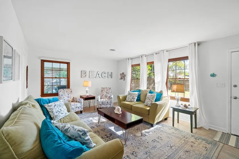 Little Beach House Single Family Home Sleeps 8 Free Activities Included - Image 1