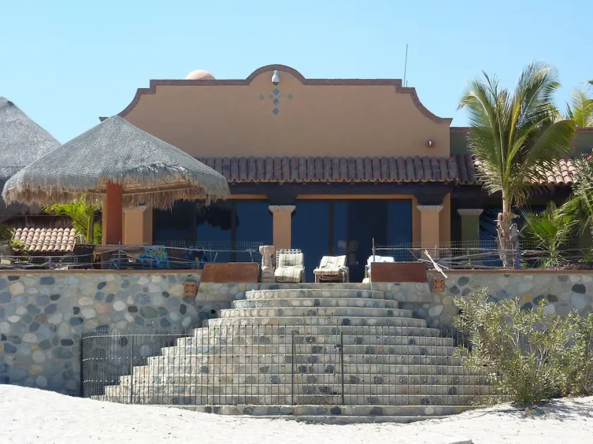 Villa Tranquilo, White sand Beach front, new infinity pool; walk to everything! - Image 1