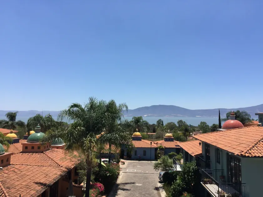 Condo with stunning view of Lake and Mountains - Image 1