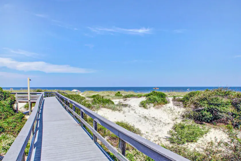 Oceanfront condo with pool & tennis - balcony, AC, WiFi & washer/dryer - Image 1
