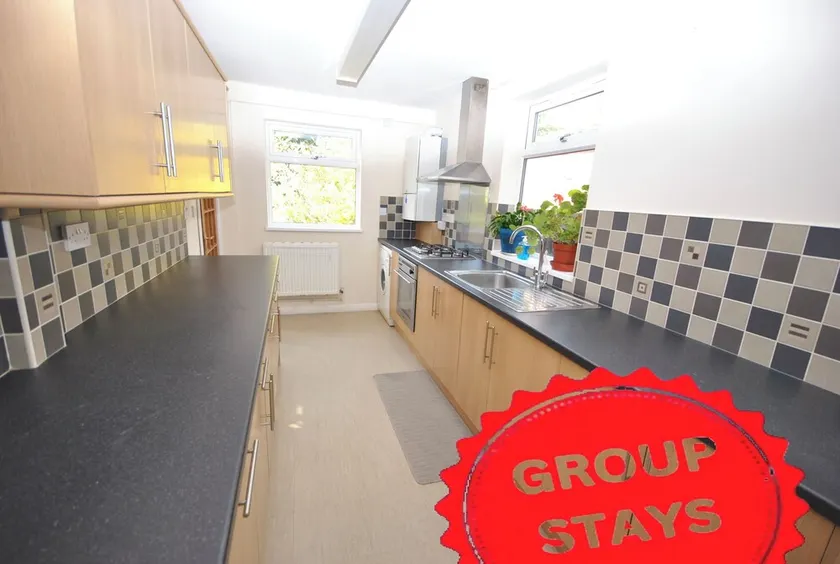 Large House & Parking - Excellent Transport Links - Image 1