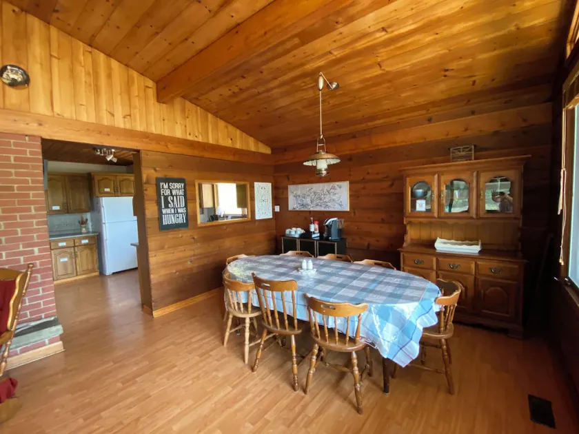 GreenGlade Getaway Spacious Cabin & Estate, Lake Winnipeg, Games Room, Veranda - Image 1