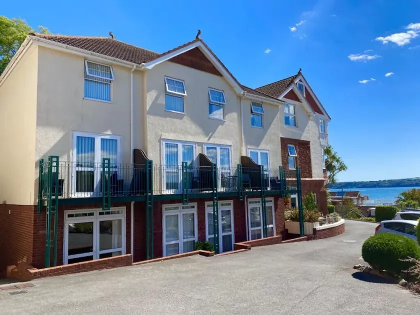 2 bedroomed town house, 2 mins walk from Goodrington Beach, sleeps 4. - Image 1