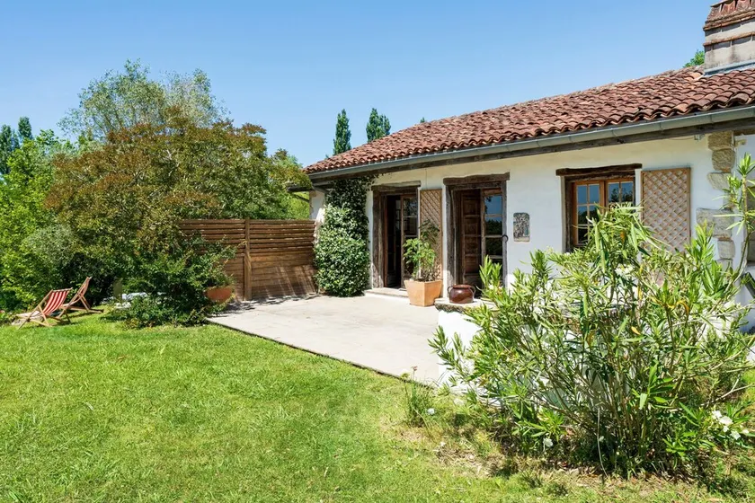 Holiday Home 'Dependance With Jacuzzi' with Terrace, Garden and Wi-Fi - Image 1