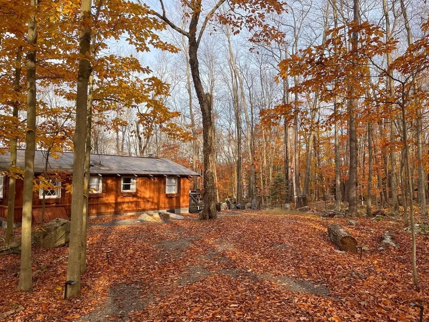 Chic Poconos Home: Fall Foliage Escape - Image 1