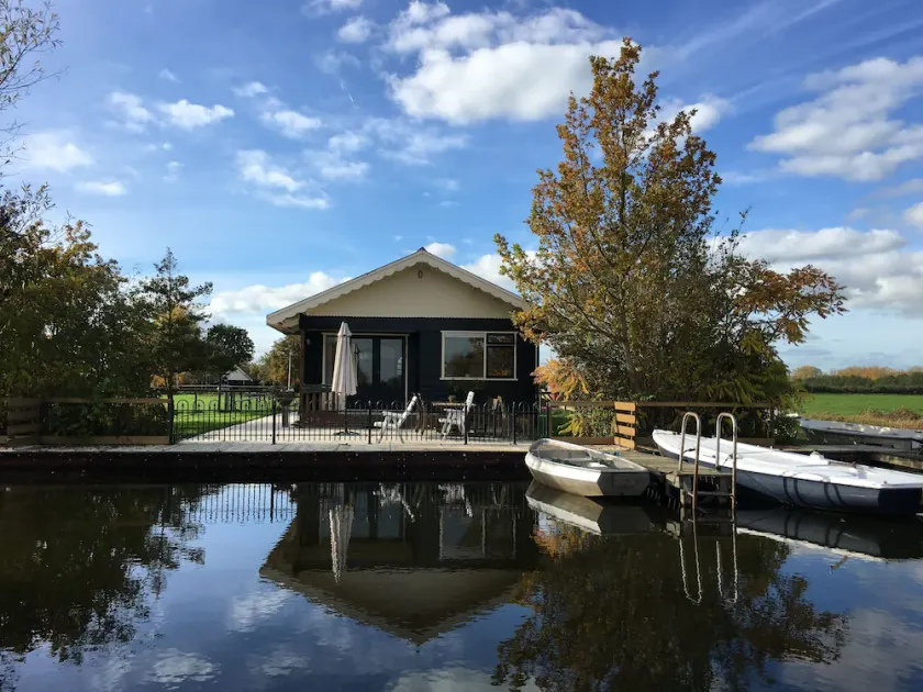 Pequena casa de campo, à direita no lago, senhorio privado, em área de conservação - Image 1
