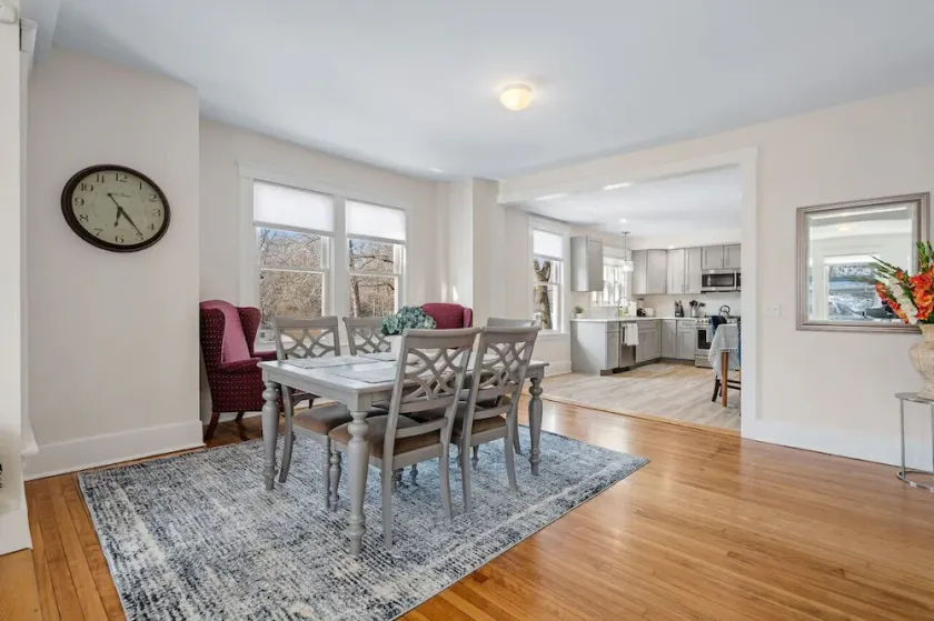 Upscale 4 Bedroom Condo w King Bed Suite - Image 1