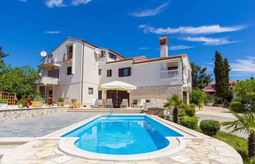 Holiday apartment with pool - Image 1