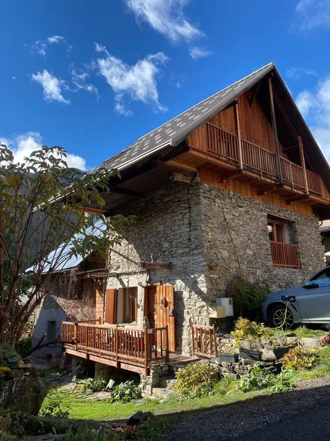 10 minutes from the ski slopes, authenticity, charm and great comfort - Image 1