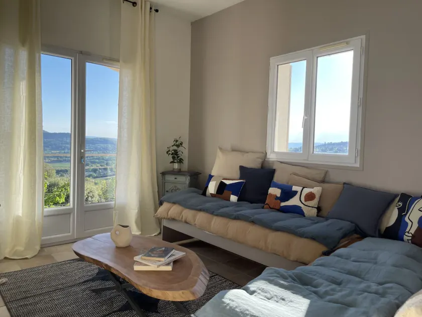 Luxurious  villa  offers a breathtaking 200° open view of the Luberon - Image 1