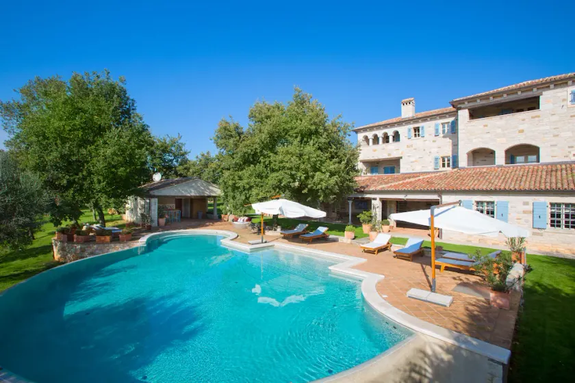 VILLA DE LUXE de la plus haute classe, avec piscine chauffée, 1000m2 wnf, 30,000m2 jardin - Image 1