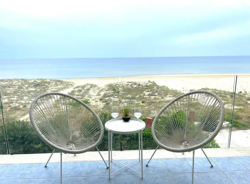 Very bright beachfront apartment - Image 1