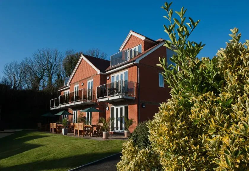 Location-Location-Location! - Spacious 2 Bed Apt with Sea & Country Views - Image 1