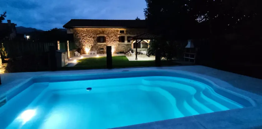 Individual stone house with 450m2 garden, secure pool, gazebo and barbecue. - Image 1