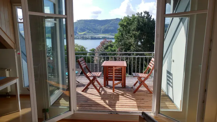 Vacation apartment for 3 on a hillside with a dream view of the lake - Image 1