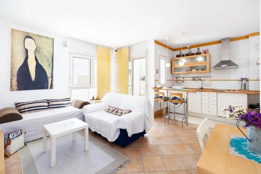 Beautiful apartment with central location near the beach with air conditioning and balcony. - Image 1