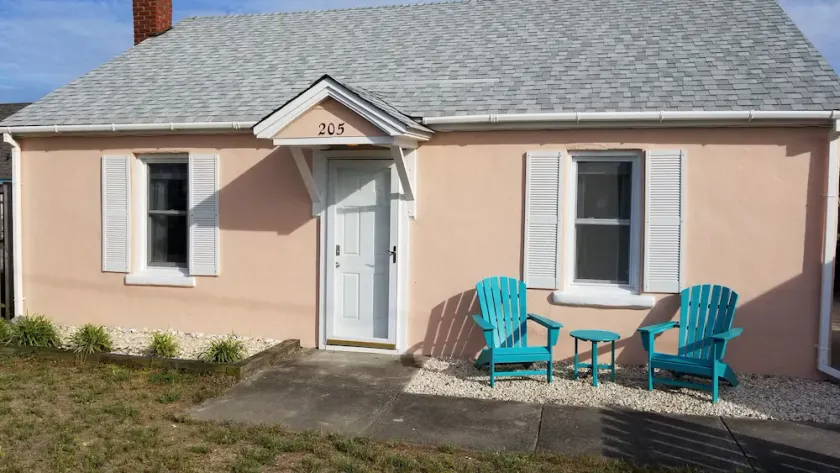 Vintage beach bungalow. Steps to beach! Bring your dog! - Image 1