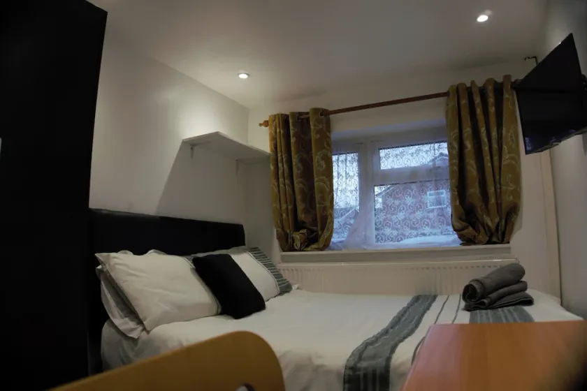 Cozy Coventry Studio with Extra Bed - Image 1