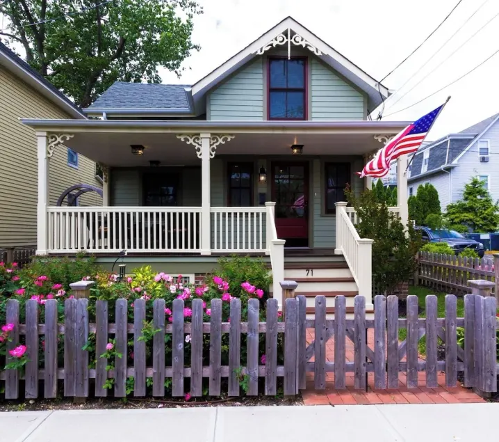 3BR Beautiful Remodeled Victorian w/ Beach Locker - Image 1