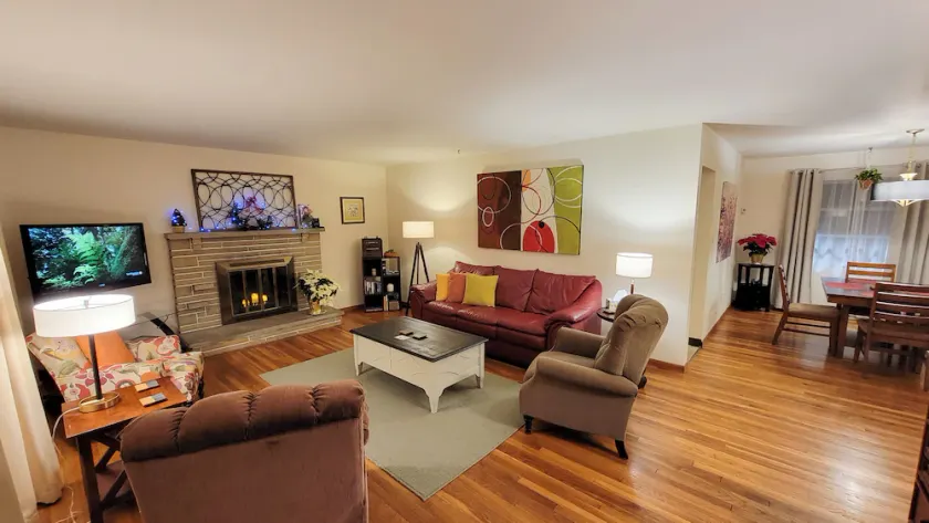 Solitude in the City! Beautiful home, easy access to all Columbus! 1/2 Acre Lot! - Image 1