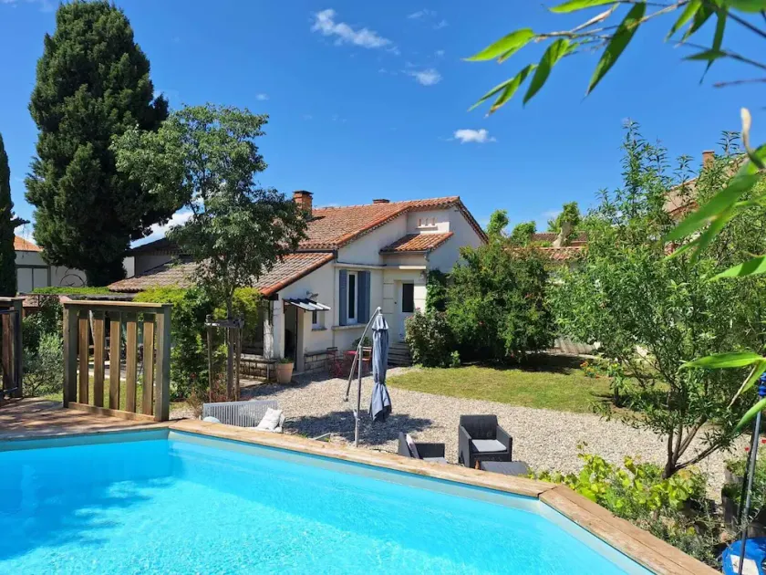 Charming house with garden and pool in a Provencal village - Image 1