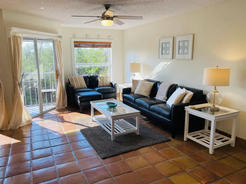Style of the Isle within walking distance to the beach - Image 1
