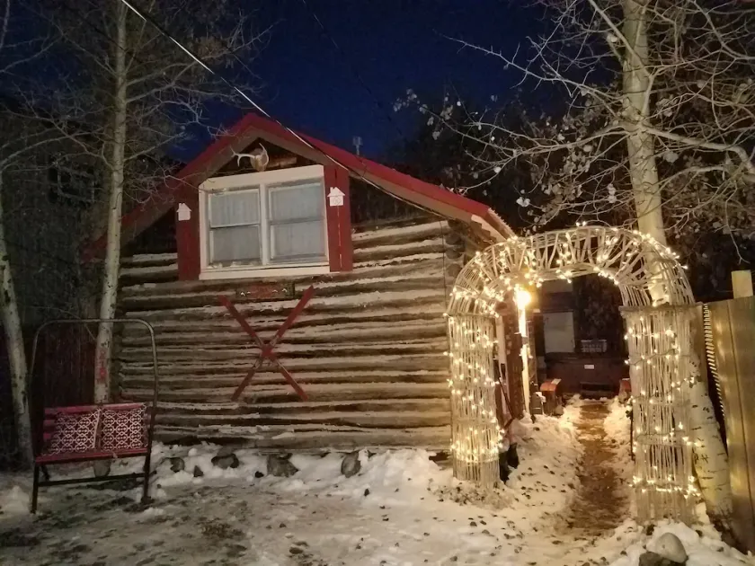 Une petite cabine avec bain à remous à Red Lodge, Montana. - Image 1