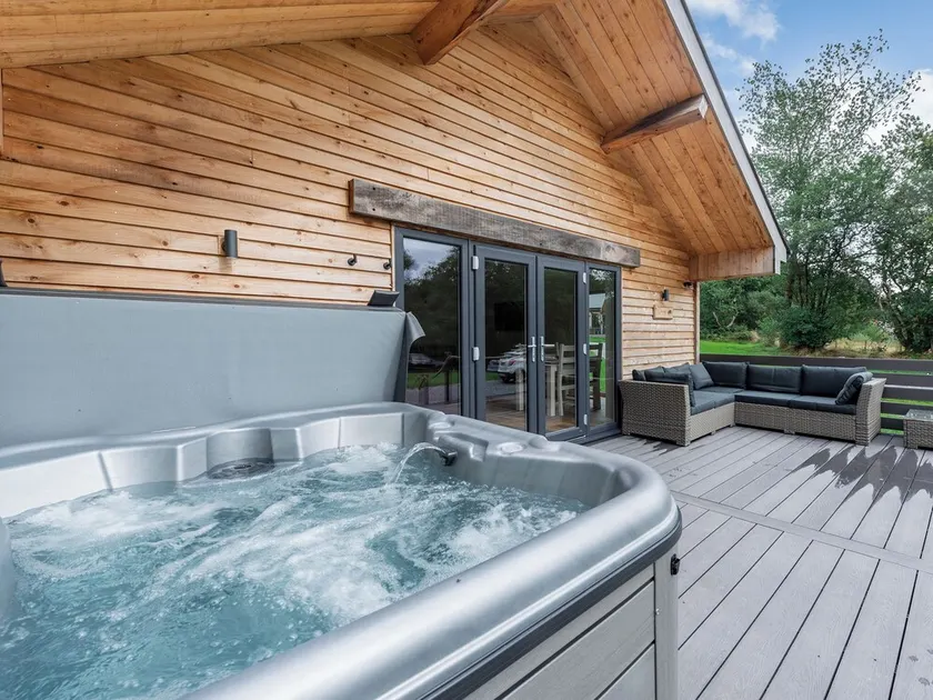 A beautiful lodge in tranquil surroundings with a hot tub - perfect. - Image 1