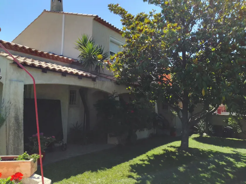 Air-conditioned villa 120 m² with swimming pool 5 minutes from the beach - Image 1