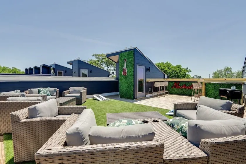 New East Oasis 13Beds RoofDeck Free Parking - Image 1