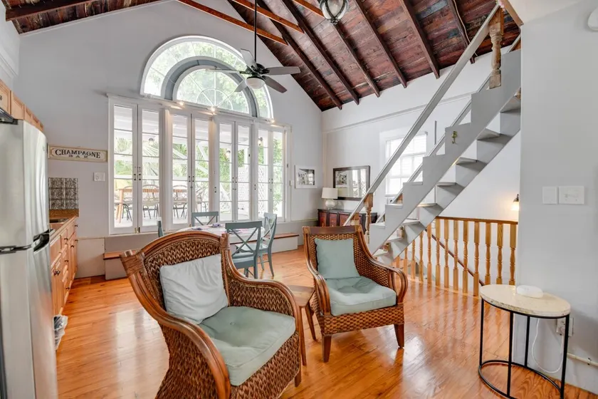 New Coastal Rose - Bright Loft with High Ceilings - Image 1