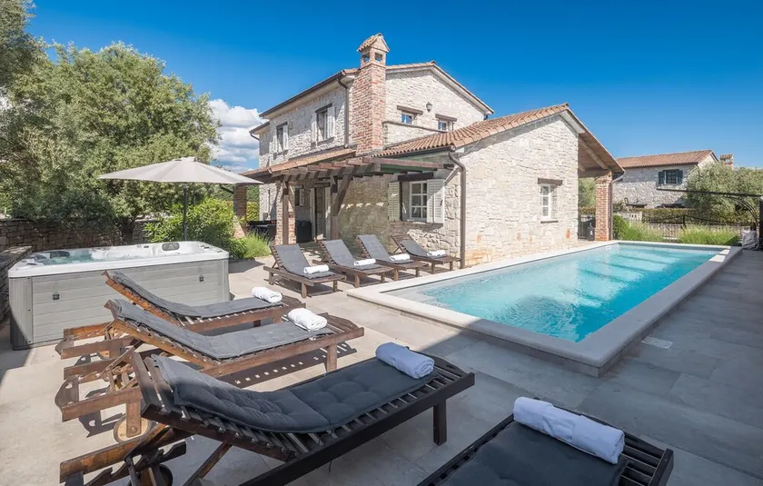 Luxurious Home In Visnjan - Image 1