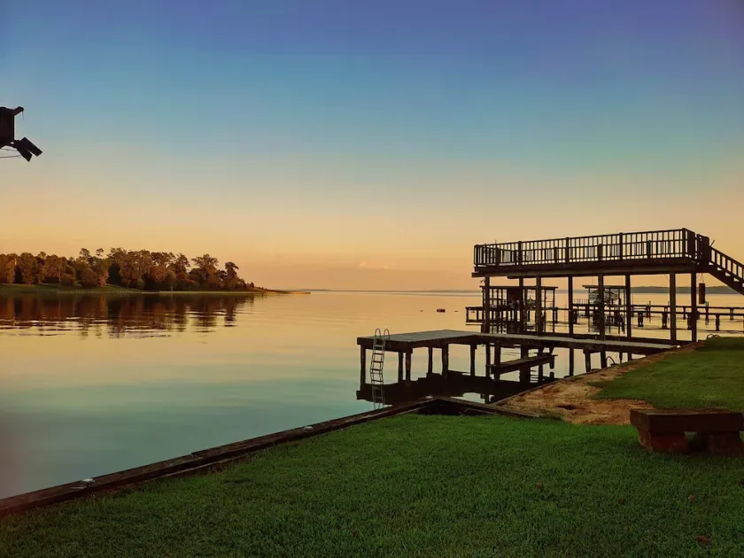 Waterfront lake house, huge deck, king beds, family friendly on Lake Livingston! - Image 1