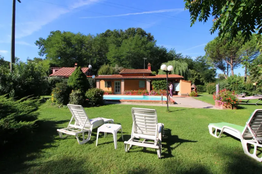 Nice cottage ideal for couples, large enclosed garden with private pool. Pets are welcome. Bucine is - Image 1
