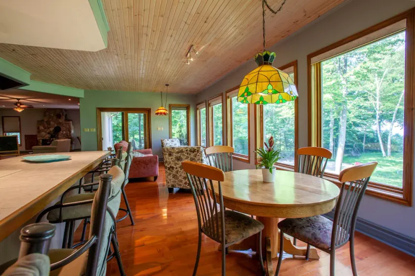 Woodland Retreat, King Bed, Private Lake Access - Image 1