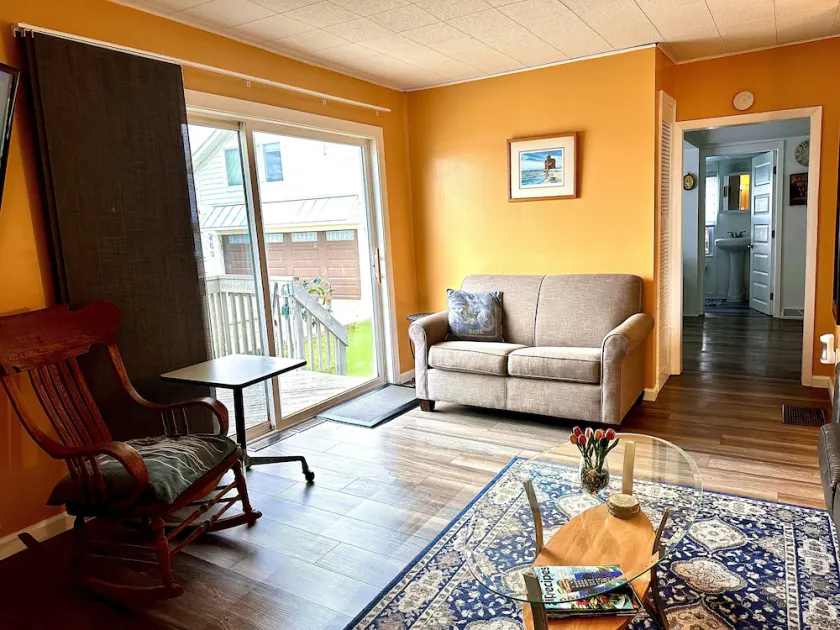 Cozy Water Front Cottage - Image 1