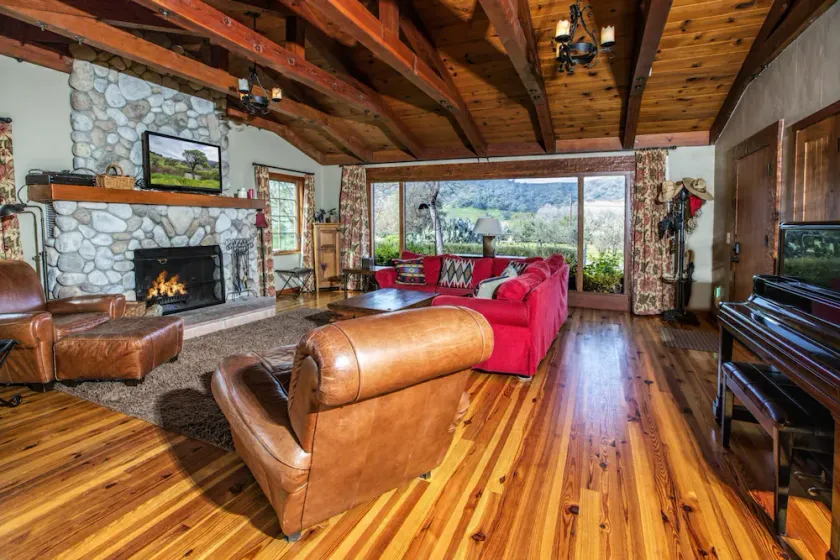 Gorgeous Rustic Ranch House & Farm Stay on 955 acre Ranch & Berry Farm-Sleeps 15 - Image 1