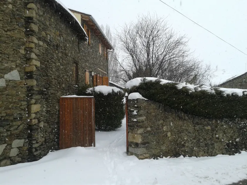 Detached house with private garden, ideal for families with children - Image 1