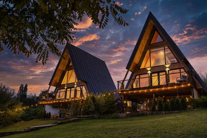 Three-Bedroom A Frame Chalet in Dealu Mare - Image 1
