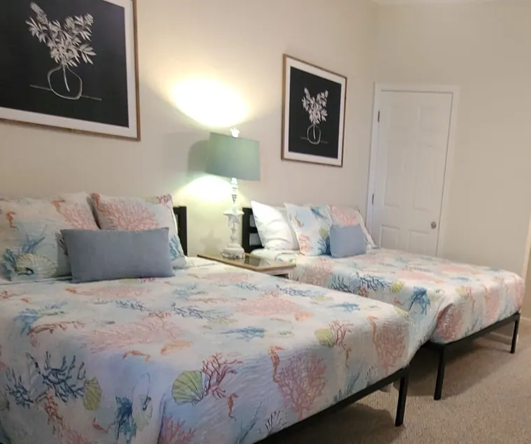 Magnifique condo au dernier étage incluant l'accès au centre d'activité du village et aux piscines! - Image 1
