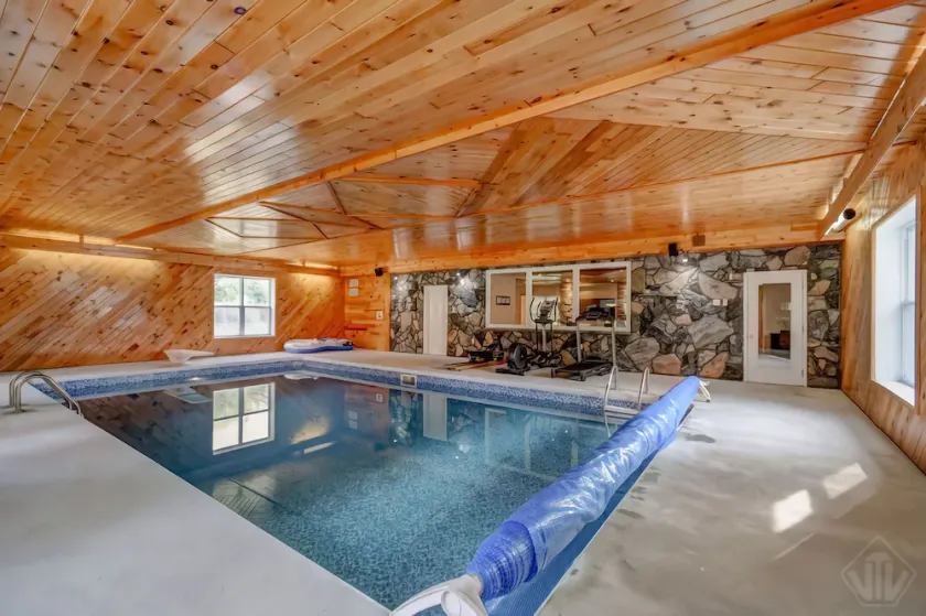 Indoor Saltwater Heated Pool w/ Tennis & Multi-Sport Court, Burk's Falls - Image 1