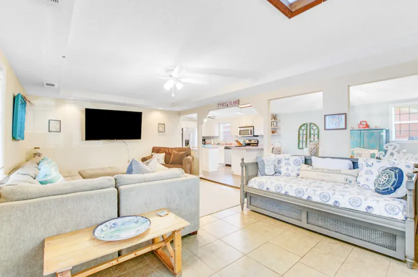 Pleasant beach home with central AC, deck & work space - walk to beach & dining - Image 1