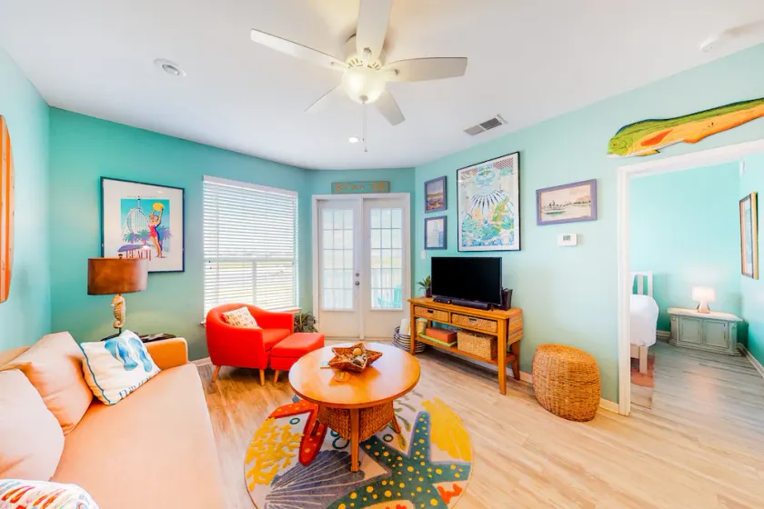 Fun Getaway Near the Beach W/ Shared Pool, Fast WiFi, Private Patio & Central AC - Image 1