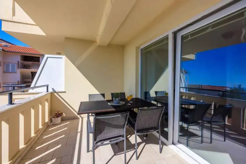 Holiday apartment with air conditioning and sea view - Image 1