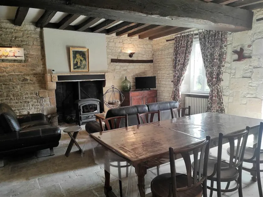 Charmant gîte historique au bord de l'Arnon avec accès rivière, pêche, parking et acceptant animaux - Image 1