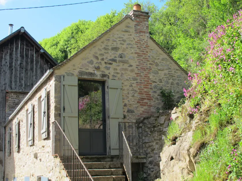 Ferienhaus mitten in der Natur am Fluss. Das Hotel liegt in Auxois Morvan. - Image 1
