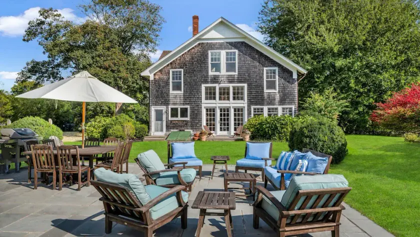 Grange superbement rénovée à Bridgehampton avec fenêtres du sol au plafond, à un kilomètre de la ville - Image 1