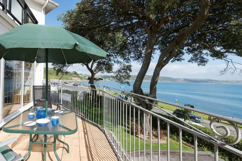 Beautifully appointed seafront apartment - Image 1