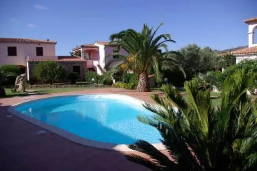 CONFORTEVOLE appartamento con ampia veranda che si affaccia sulla  piscina. <br> - Image 1